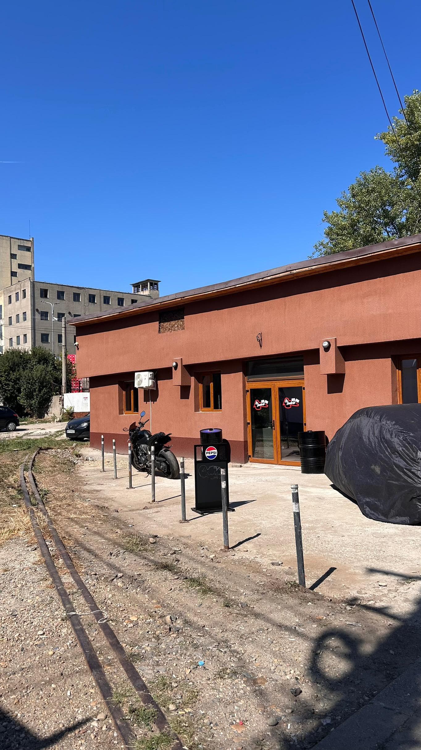 Fațada de cărămidă a La Scuderia, motorsport bar în Timișoara