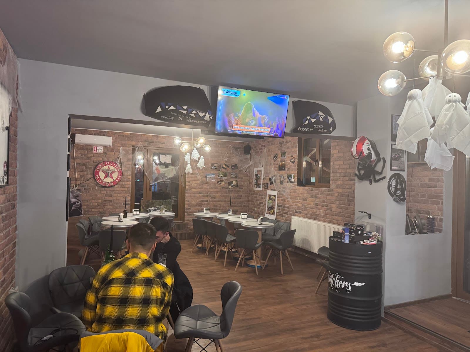 Atmosfera din bar, ecrane sport